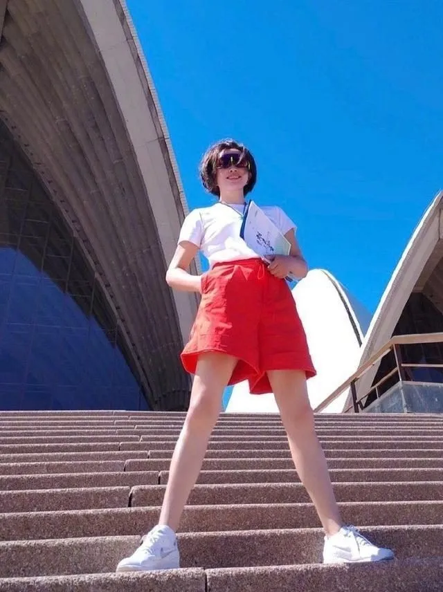 刘晓庆都73岁奶奶，还剪短发穿白T恤+红短裤，却意外显的年轻漂亮