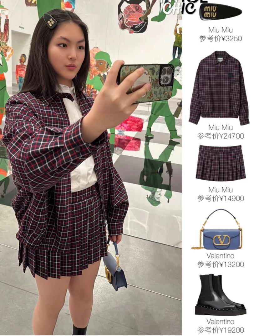 李湘带女儿看展，王诗龄两套穿搭超10万，亲妈滤镜下又飒又美