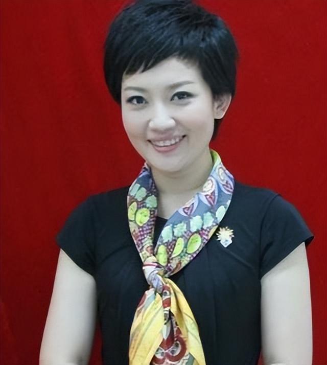 央视美女主持人王端端:嫁了同行丈夫很幸福,直播时落泪被质疑