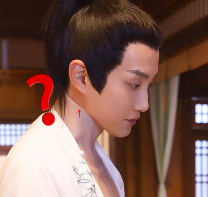 看完《海关战线》的谢霆锋,对塑料古偶应激了!满屏假肌肉的痛,此刻尽数爆发