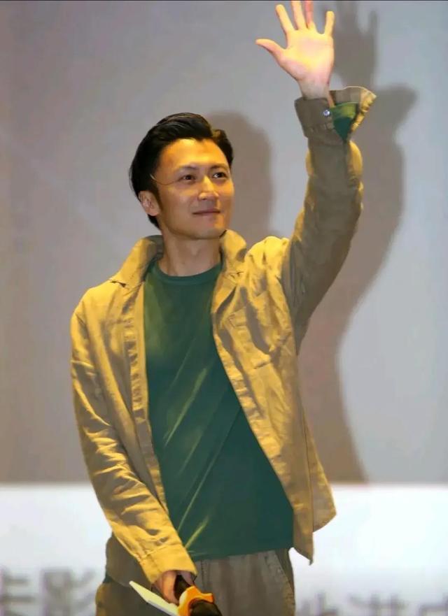 谢霆锋西安行的造型再度圈粉:“叠穿法”打扮,看似简单却很酷帅