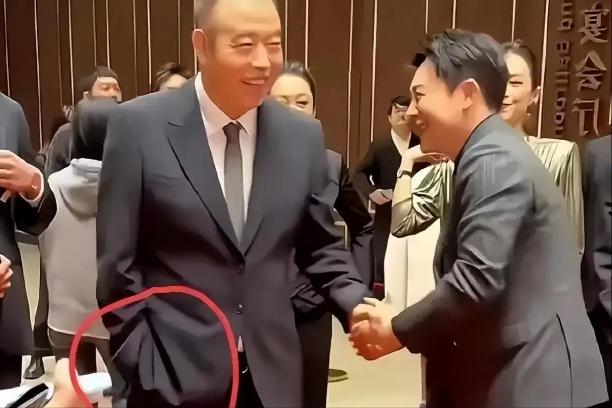 这一夜,当刘德华弯腰的一刻,陈凯歌的反应,让他的形象彻底落地