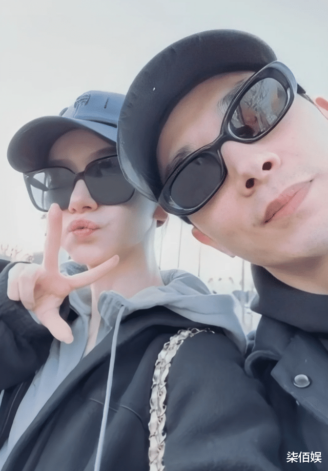 戚薇李承铉公开一家四口合照，Lucky头发乌黑像绸缎，好宠2岁弟弟