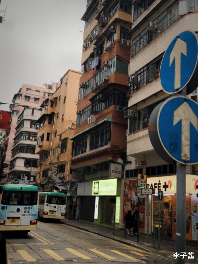 郭碧婷携老公过二人世界，早餐油条瘦肉粥接地气，挤地铁无人认出