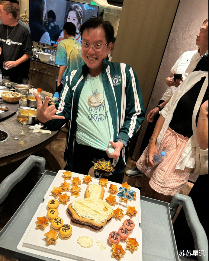 74岁谭咏麟庆生喝到脸通红，现寿星公额有好兆头，玩太嗨像25岁