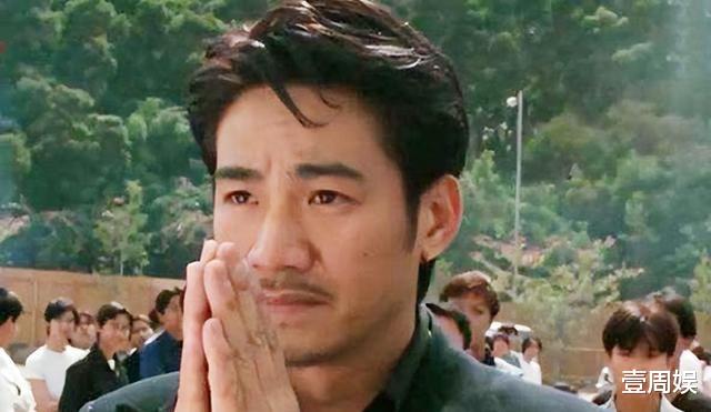 66岁港星开劳斯莱斯去剪彩,满头白发苍老不少,早年赌博输光家当