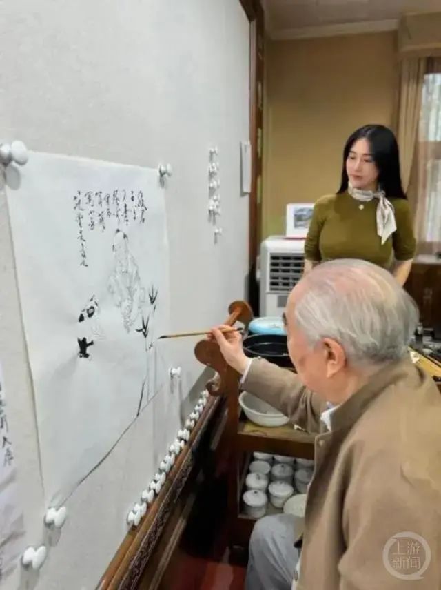 名模艾尚真辟谣嫁给86岁书画家范曾：不是本人