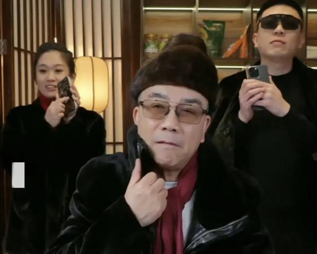 杨议被侯耍了吗？我看未必，其实他是在耍猴