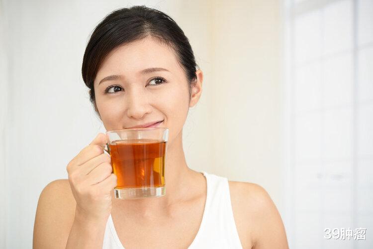 65岁大爷长期喝茶导致贫血？提醒：这4种茶别喝，或比酒还伤身！