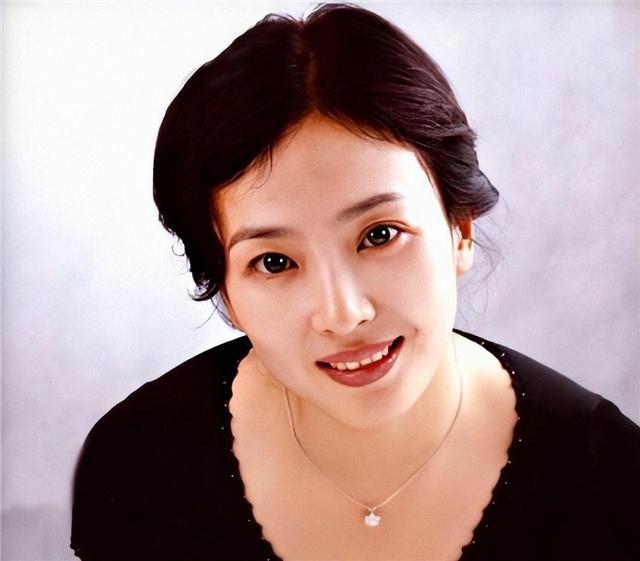 刘亦菲母亲刘晓莉：长得比女儿还漂亮，两婚两离，65岁单身也幸福