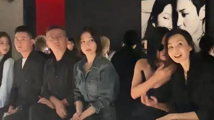 60岁张曼玉罕见现身上海看秀，穿一身黑身材暴瘦容颜苍老，但气质仍高贵优雅！