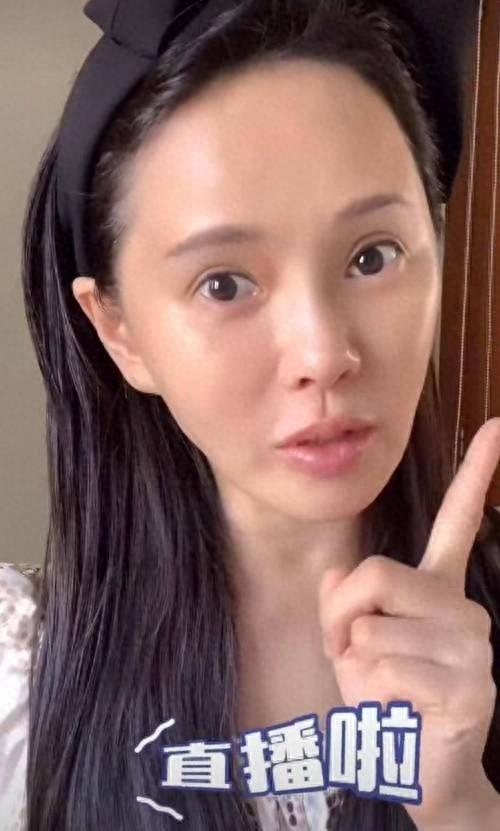 57岁伊能静生图曝光，医美痕迹明显，直播滤镜难掩岁月痕迹