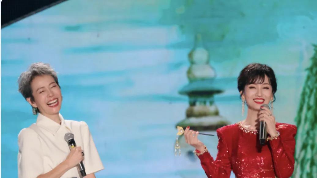 70岁赵雅芝和61岁叶童合照：医美和自然老去的差别显而易见