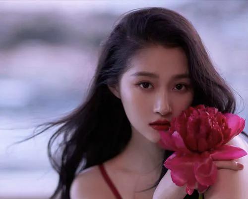 关晓彤27岁生日，鹿晗缺席，低调庆生引遗憾