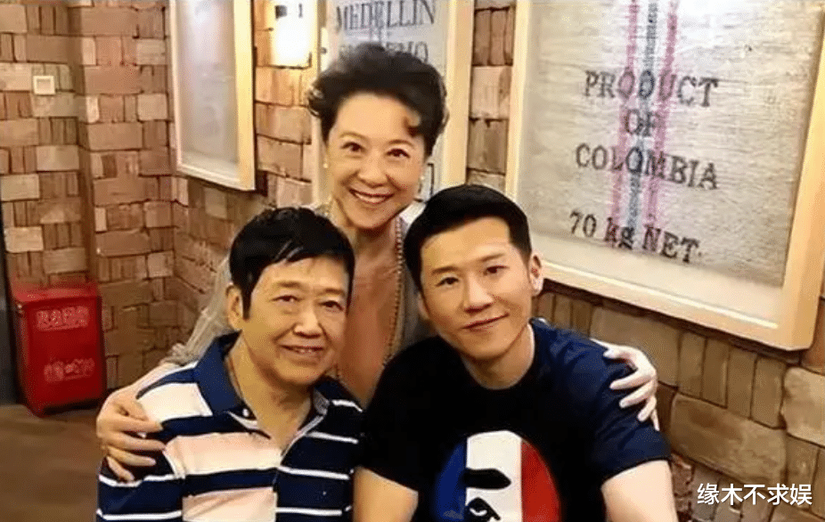 王馥荔老公死因曝光，追悼会现场全家福太催泪，王骁妻女首亮相！