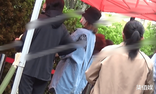 唐艺昕接女儿放学，帮撑伞穿衣服母爱爆棚，小小唐暴风抽高好文静