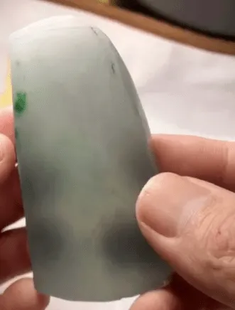 品质一般的翡翠片料，雕刻后完全不一样了