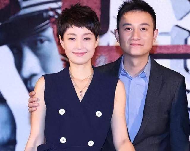 文章大女儿回老家看爷奶,与老爸合影很幸福,文章依然活力满满