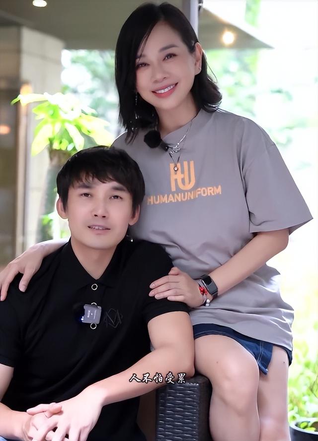 54岁陈松伶暴瘦26斤,近照艳光四射女人味足,与小9岁老公好般配