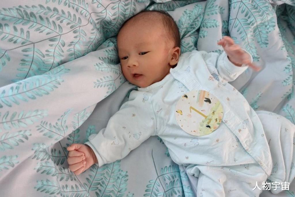 她是高材生港姐，与TVB视帝恋爱3年，嫁同日出生优质老公越来越靓