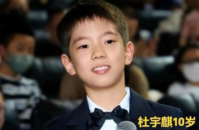 李小璐女儿太成熟,11岁肤白貌美染红发,五官堪称翻版李小璐