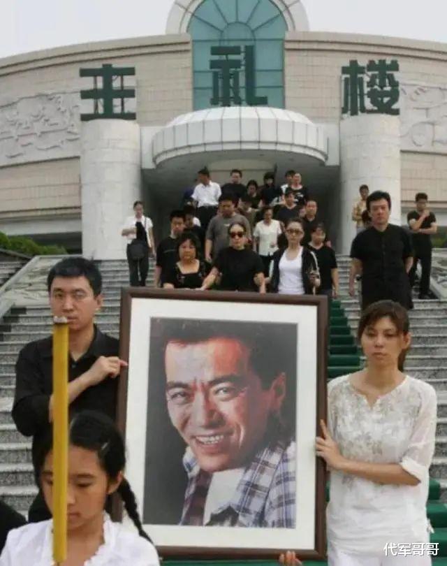 原来他早已离世！患癌化疗5次后病逝，爱妻的做法令人破防