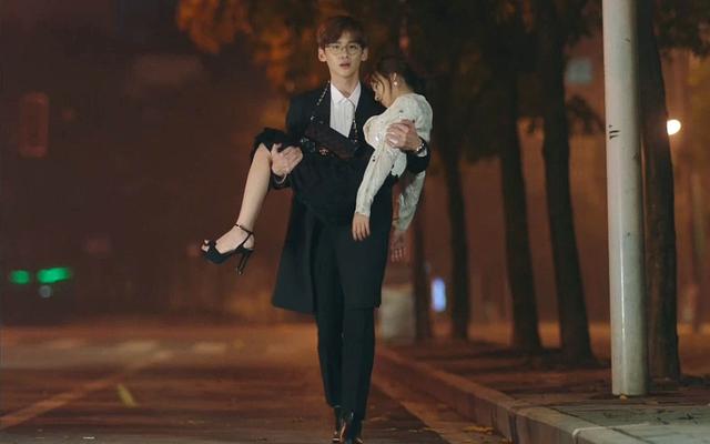 比女演员还柔弱！小鲜肉丢脸丢到国外，连肌肉都是假的