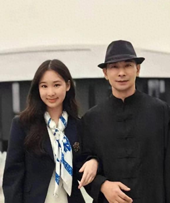 赵文卓大女儿出国留学谨慎，没有闺蜜团，放暑假也要父母接回家
