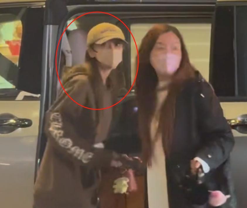 偶遇杨颖逛金店!背50万包包买一大袋黄金,小海绵紧牵妈妈好乖巧