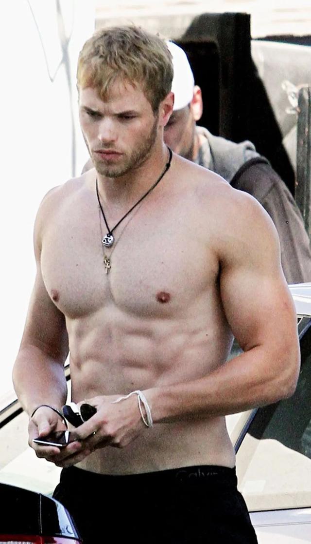 《暮光之城》里的他居然那么老了,年轻时可是神颜啊!