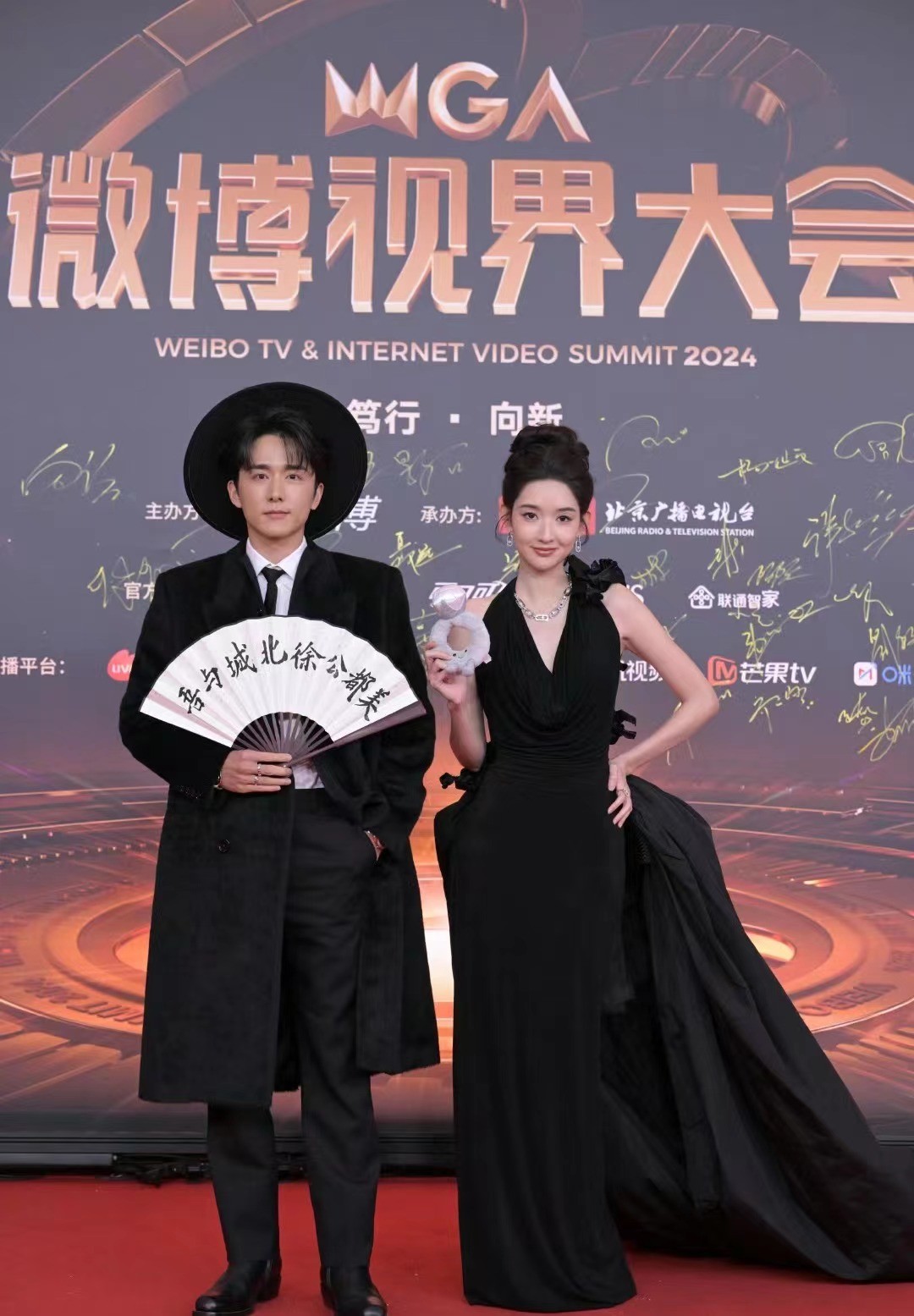 北京这一夜的红毯，将向佐的“荒诞”，展现得淋漓尽致