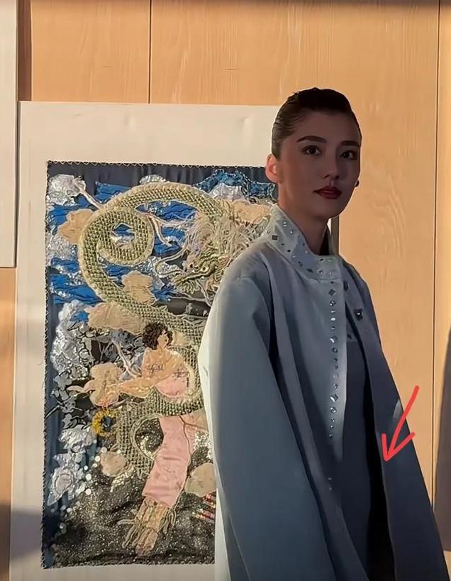 31岁吴千语参加活动近照,小腹凸出疑似怀孕,腰身比孕相十足