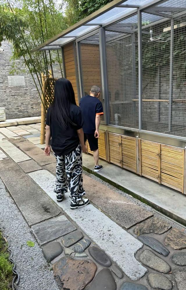 李湘携女儿回北京，深山内拜访艺术大师，合影曝光王诗龄很谦卑