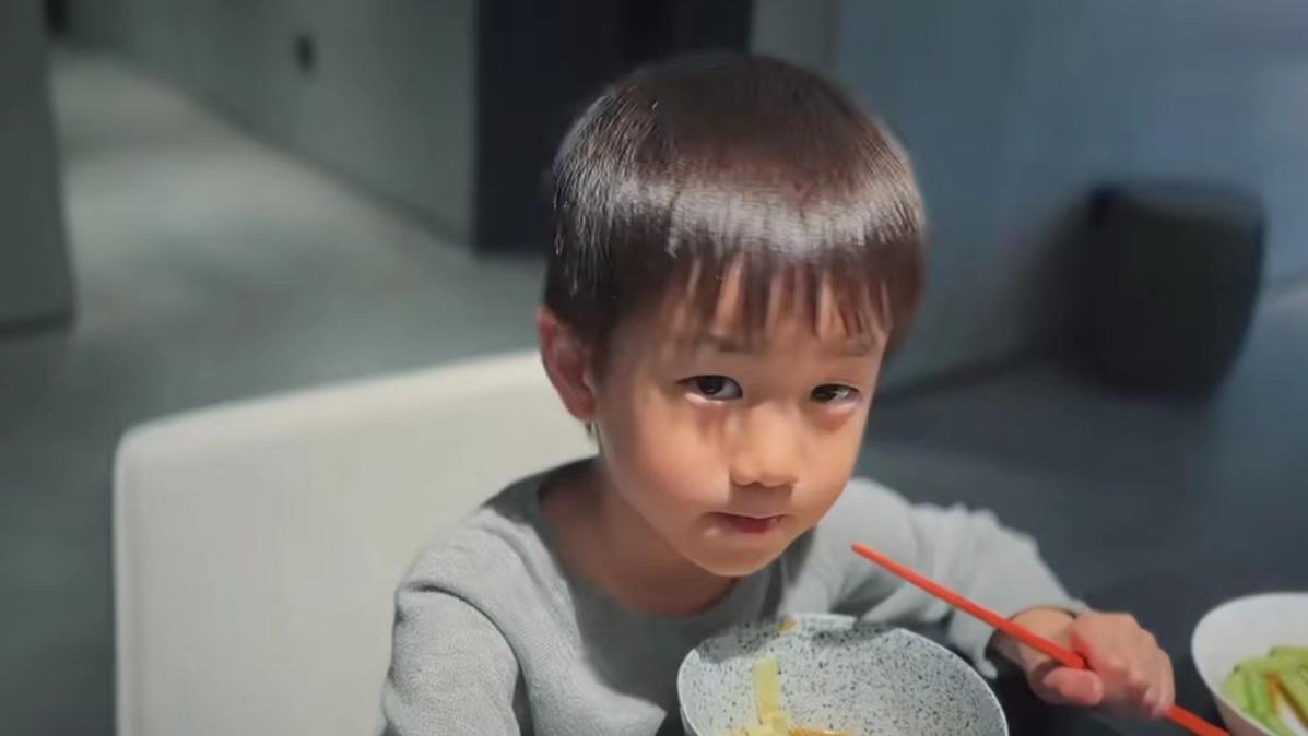 黄磊老婆罕晒一家五口，俩女儿颜值高好漂亮，小儿子单眼皮超帅气