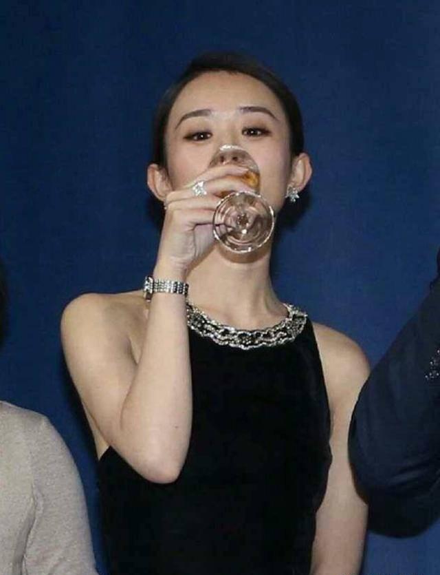 外表是仙女,私下里却是“老酒鬼”的12位女明星,蔡依林出人意料
