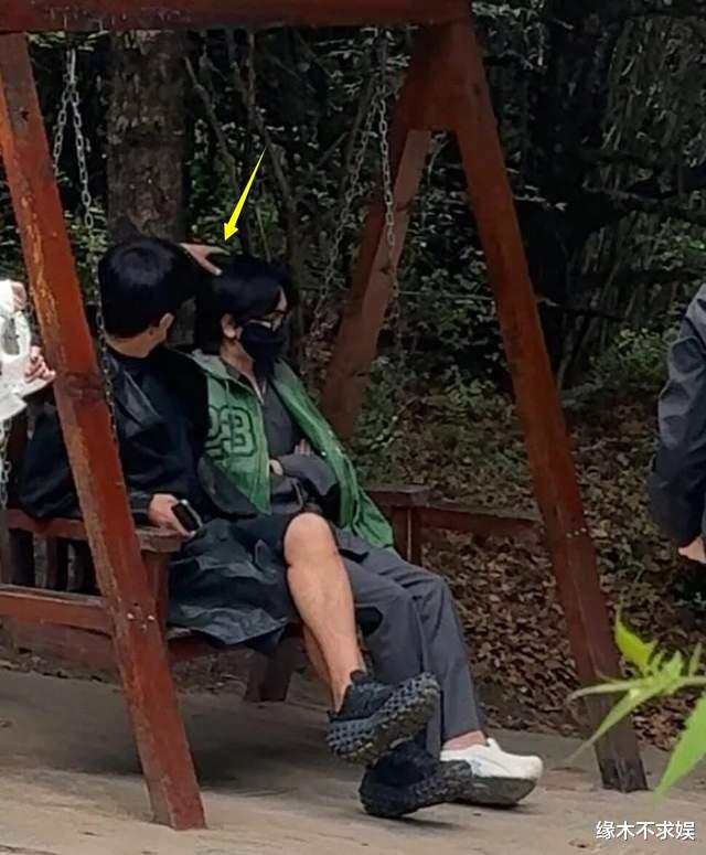 王红权星西藏被偶遇,穿着朴素情绪低落,助理不离不弃摸头安慰!