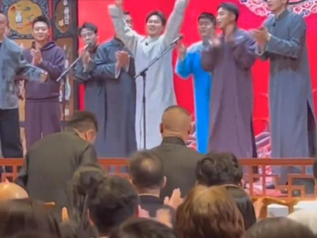 德云社为于谦庆生!徒弟郭麒麟送上蛋糕,大合照郭德纲站位惹争议