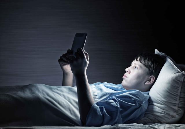 为什么说睡觉的时候手机不要放床头？不是辐射，而是有这3个坏处