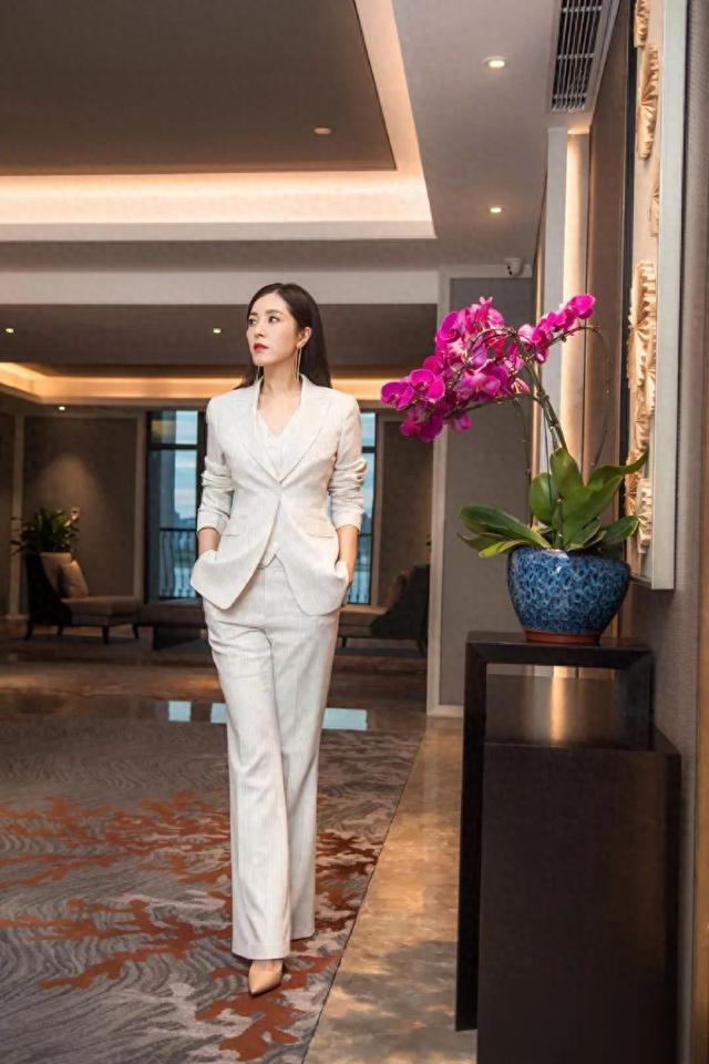 曾黎白色西装干练活动照图片