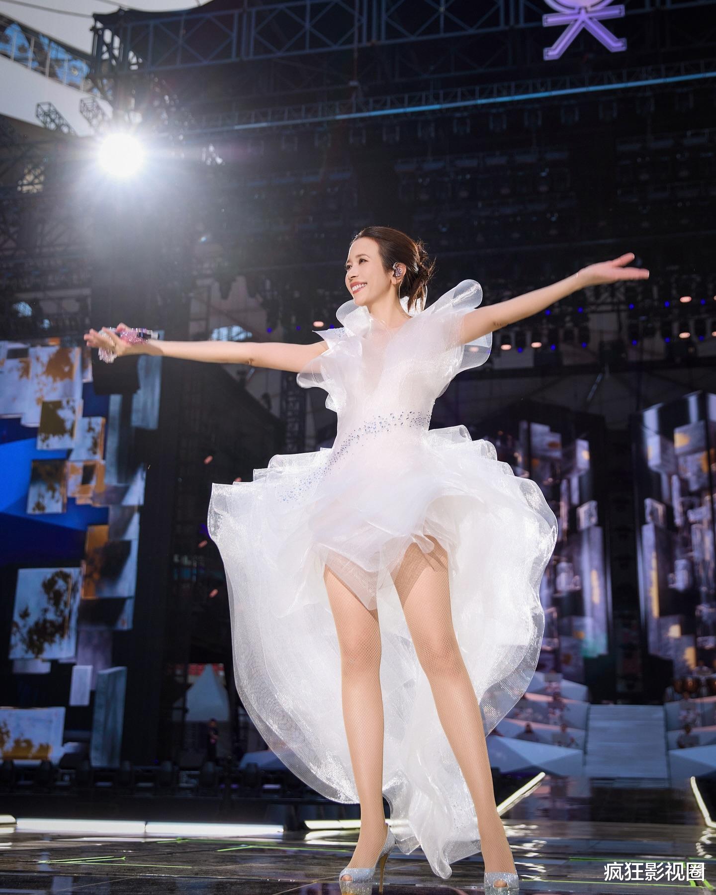 新歌不如“老腿”，53岁莫文蔚演唱会长腿抢镜，腿精天后名不虚传