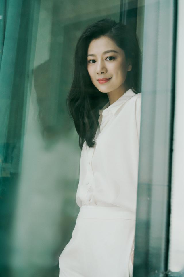 36岁王真儿,42岁于明加,45岁秦岚,还是天然脸更胜一筹