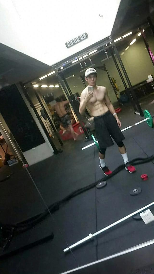 看我发现了什么好东西 早期于适的腹肌!