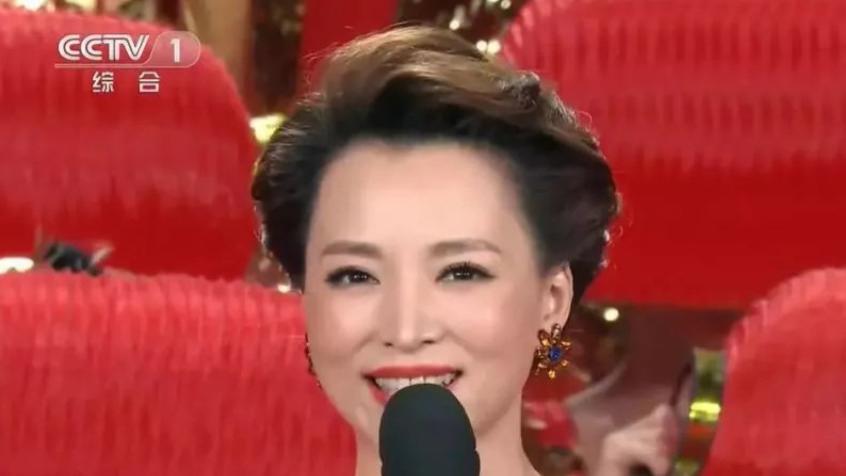 央视女神董卿霸气归来！新节目挑大梁首发，50岁依旧稳坐一姐之位