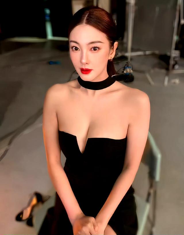 张雨绮，后台自拍，让人挪不开眼