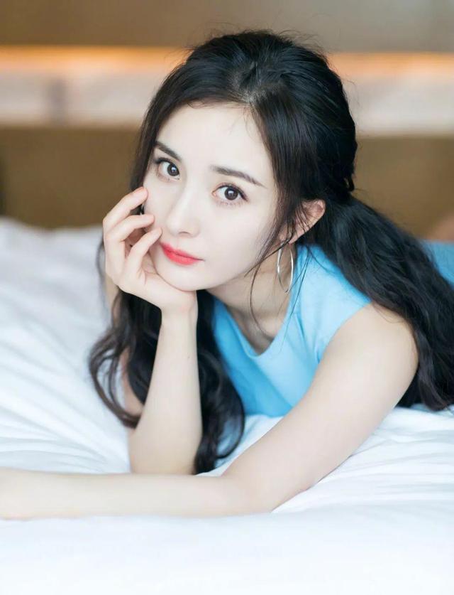 “人间清醒”杨幂：一年拍11部戏，化身新人“奶妈”，今身家上亿