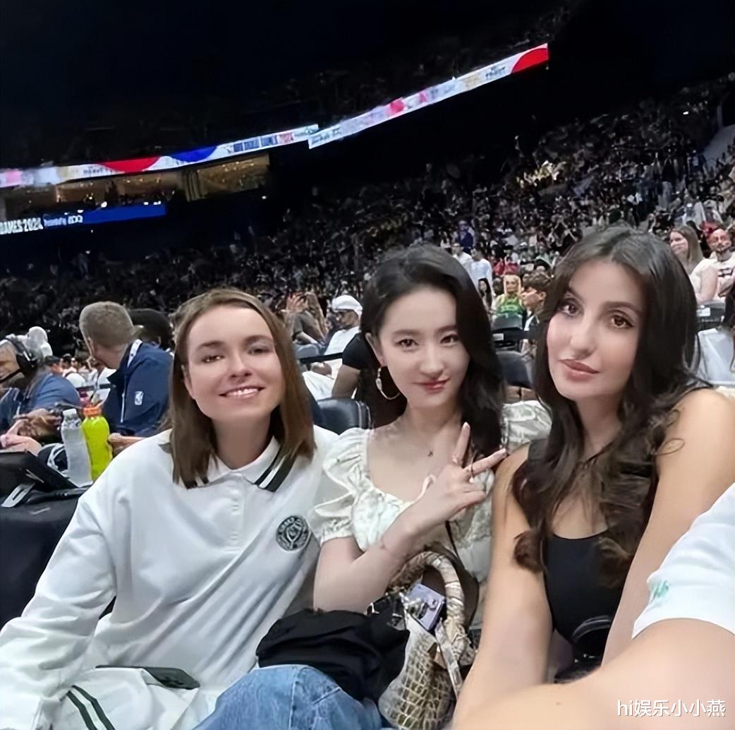 刘亦菲看球赛上热搜,生图曝光颜值引热议,我却笑死在评论区