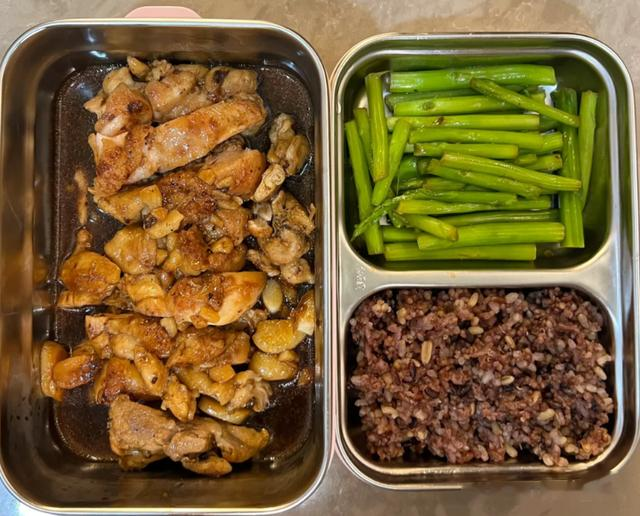 江苏女子每天带饭上班,入职3个月瘦了18斤,网友:我也吃不饱