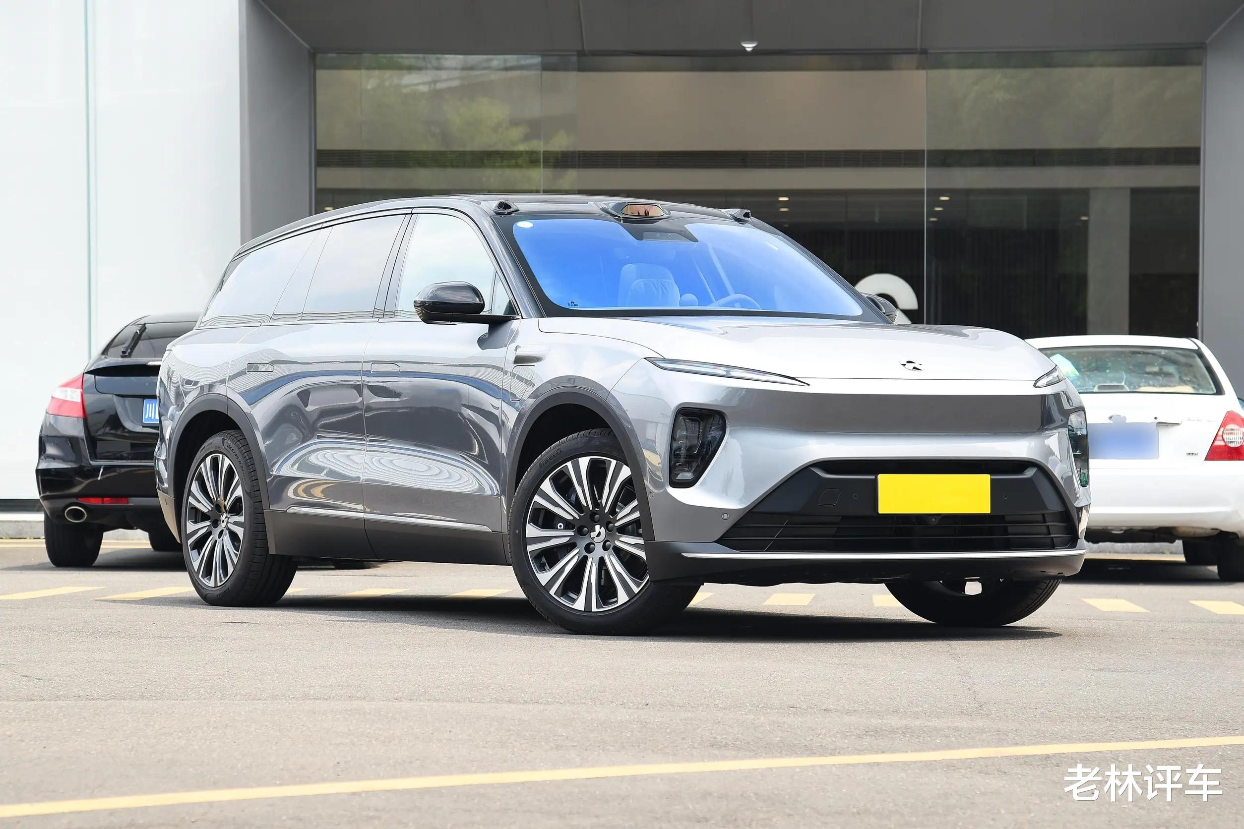 更适合家用的豪华中大型SUV，配空气悬架，4.1s破百，带2+2+2座椅
