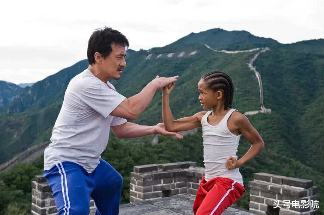 70岁成龙再战好莱坞！新片首曝海报，头发花白，他演隐藏功夫高手