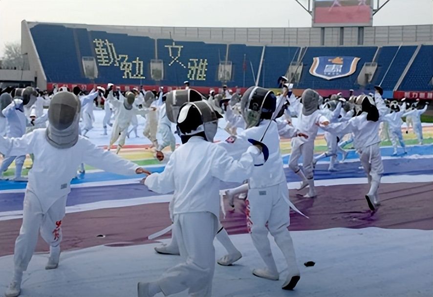 汪峰接醒醒放学！醒醒学校花800万不一定能进，贝克汉姆来踢过球